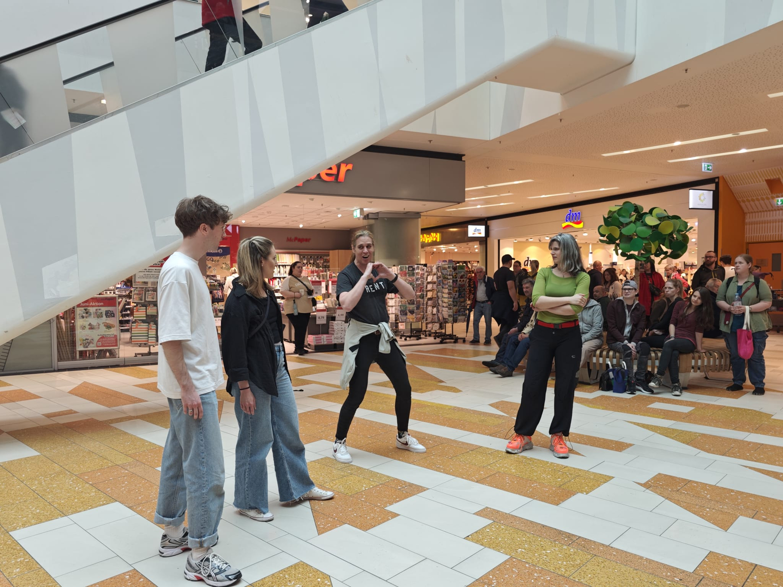 Viele Flyer und ein fröhlicher Flashmob